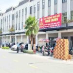 Long An: Khách hàng căng băng rôn bao vây Công ty Bất động sản Trần Anh