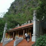 Đền Đá Trắng dưới chân núi Mằn