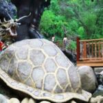 Ngao du tắm suối khoáng Núi Thần Tài tại Công viên nước nóng Thần Tài