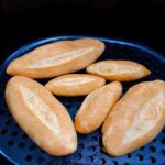 Cách nướng bánh mì bằng nồi chiên không dầu đơn giản, dễ làm ngay tại nhà