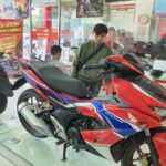 Ống pô Honda Winner X ‘phụt’ khí thải vào mặt người phía sau