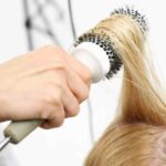 Hướng dẫn chải tóc uốn cụp bằng lược tròn đơn giản