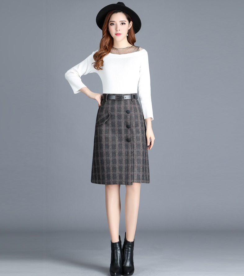 Nếu có thể chọn len trắng với váy dạ sẽ có nét thanh thoát hơn