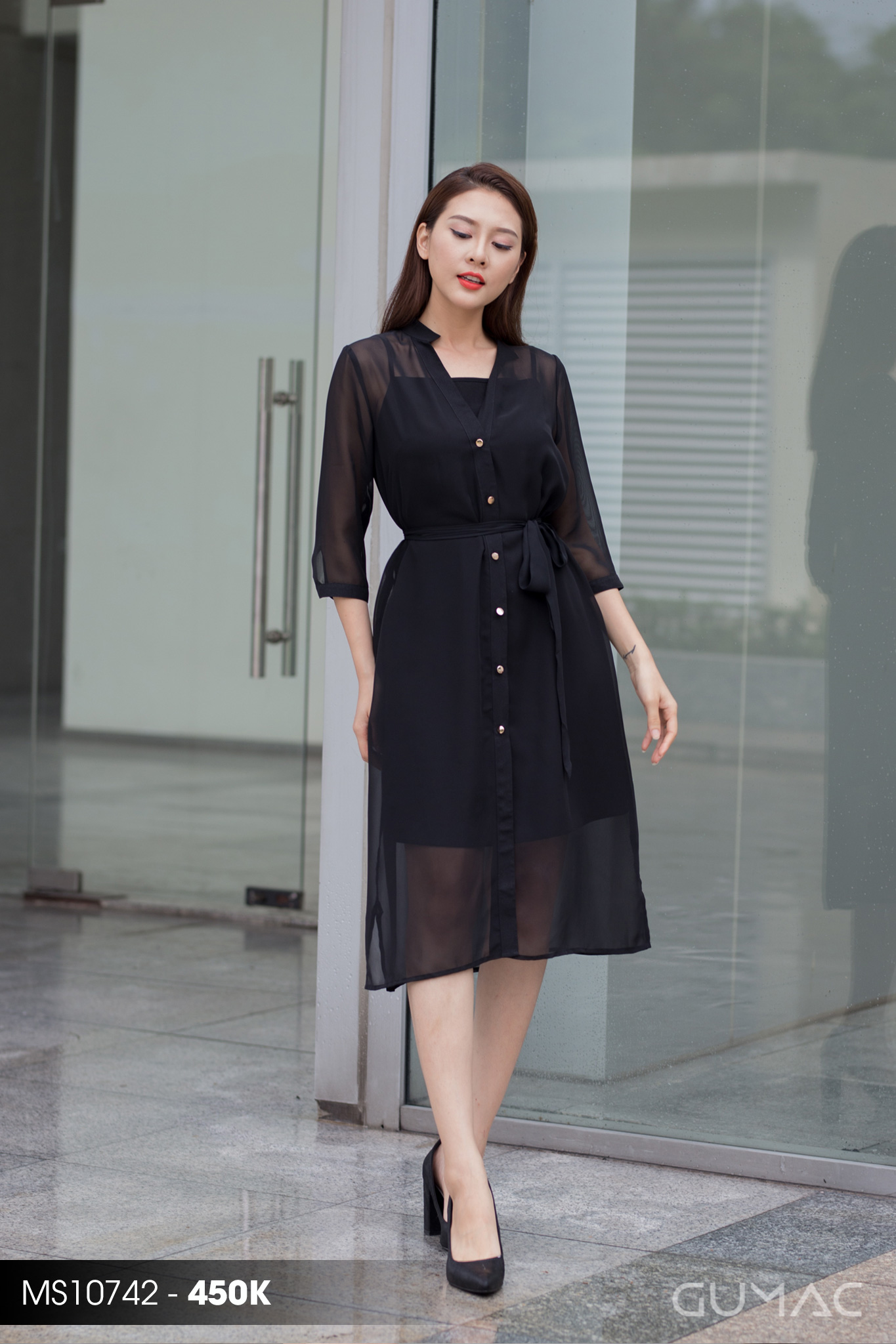 Váy đen phối nhiều lớp che bụng mỡ