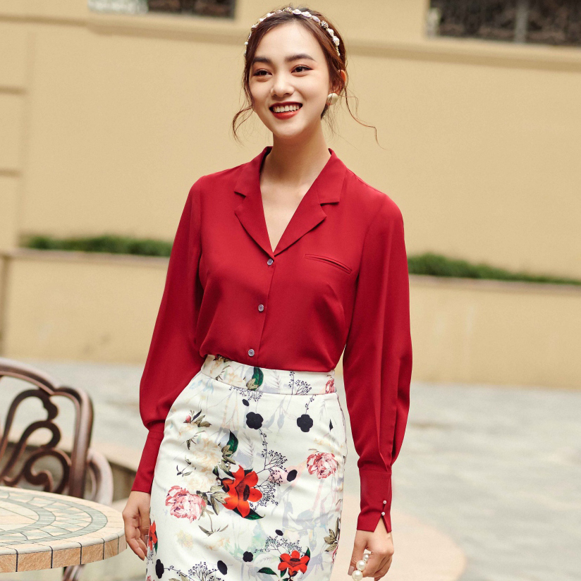 Áo sơ mi voan kết hợp chân váy hoa