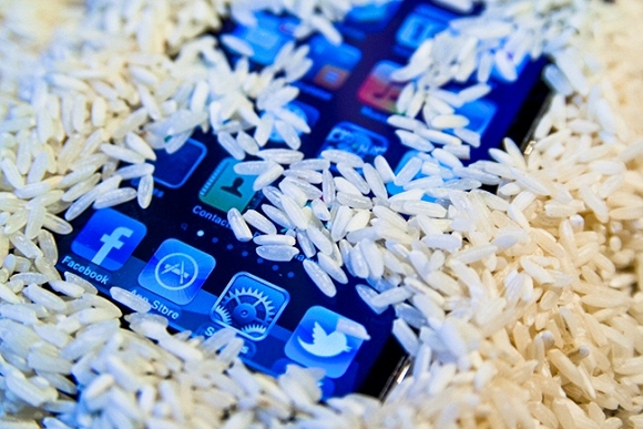 Sai lầm khi dùng máy sấy tóc để cấp cứu điện thoại rơi xuống nước  2