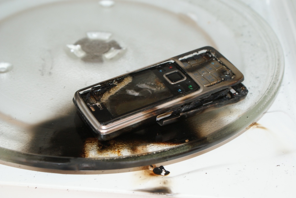 Sai lầm khi dùng máy sấy tóc để cấp cứu điện thoại rơi xuống nước  3