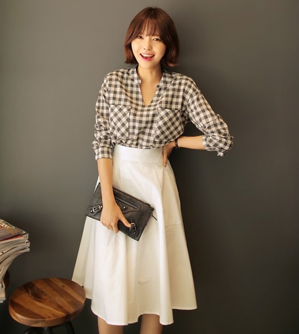 Áo sơ mi mặc cùng chân váy dáng xòe