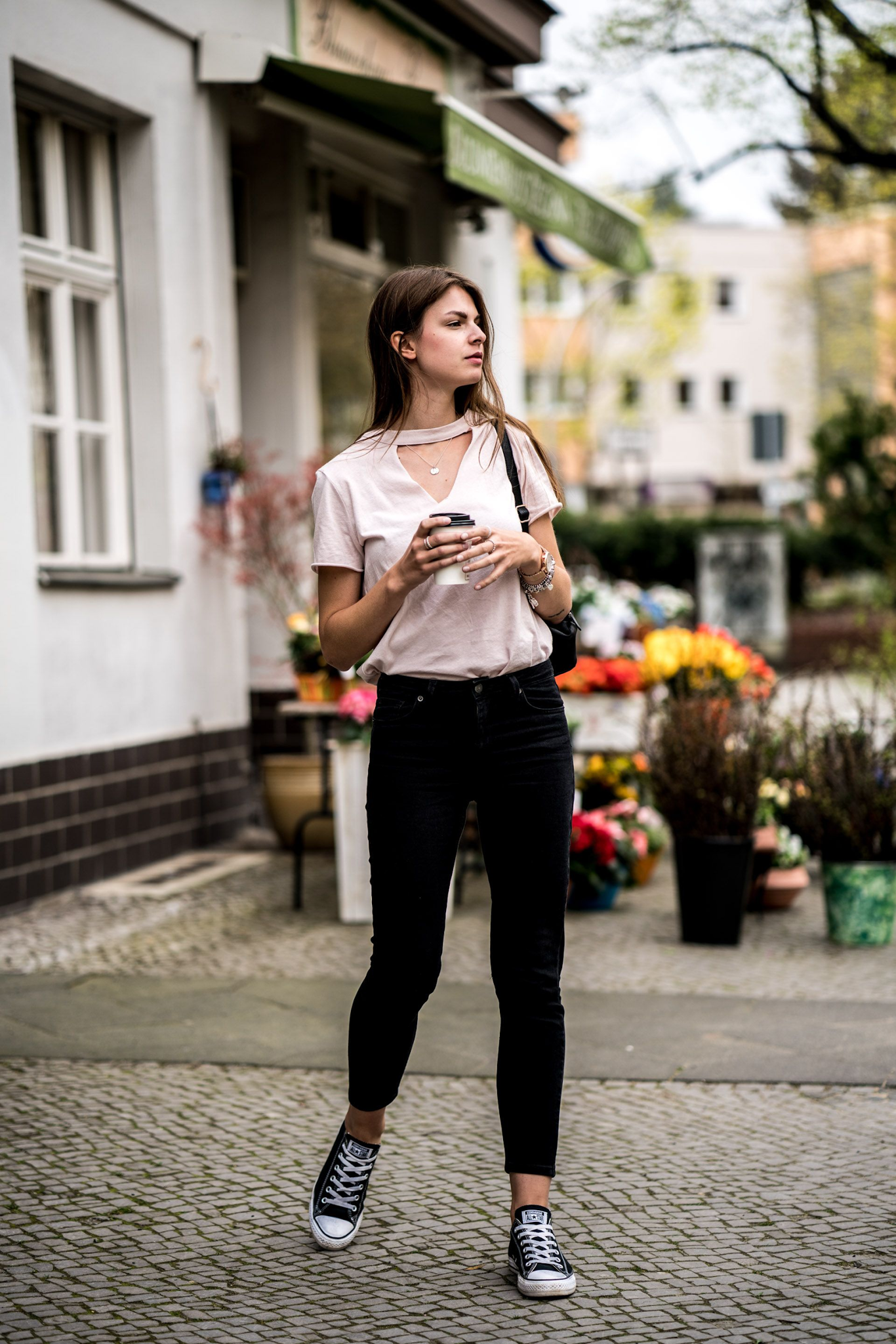 Quần kaki đen kết hợp áo sơ mi nữ