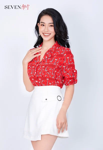 Chân váy trắng áo sơ mi đỏ tươi trẻ