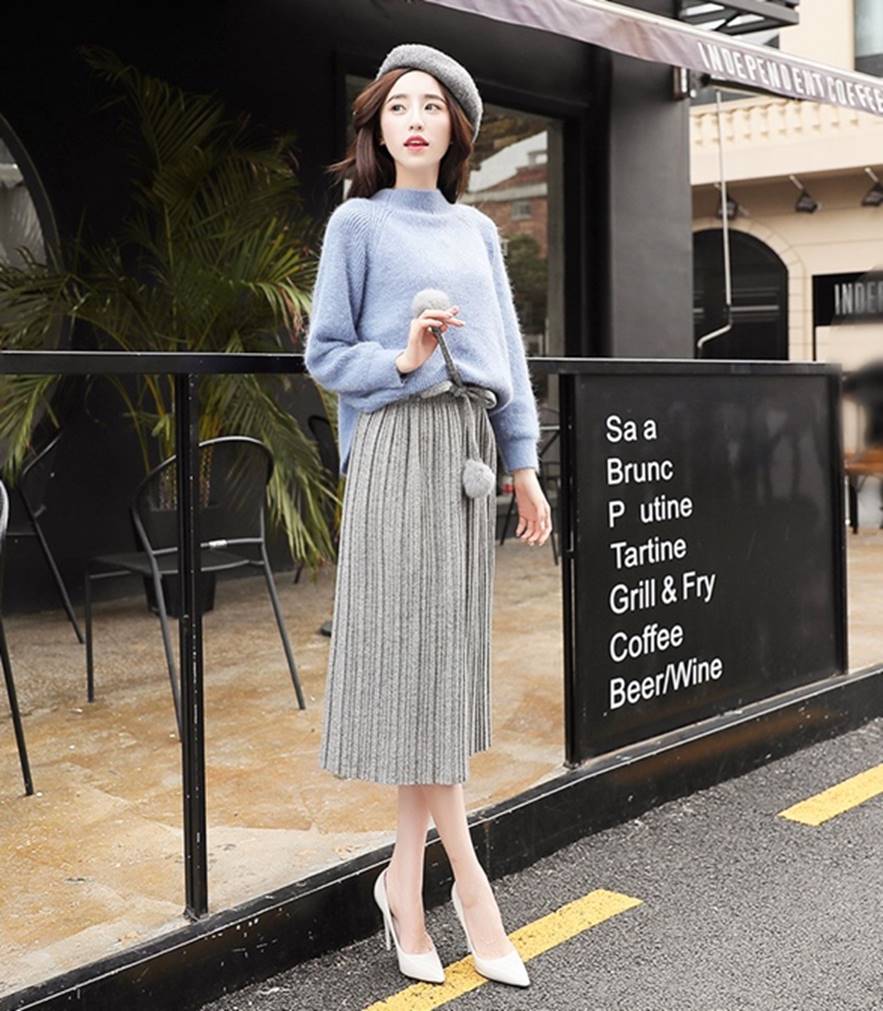 Kết hợp áo len rộng với váy suông