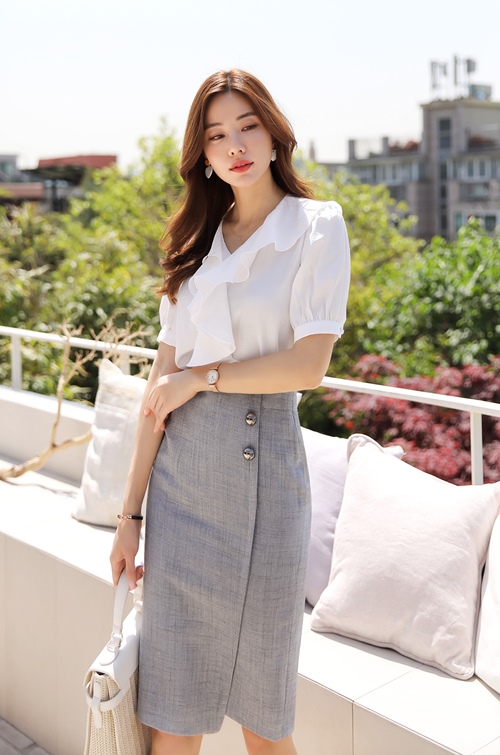 Áo trắng chân váy bút chì xám