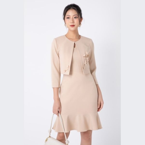 Áo vest không cổ với hoa tạo điểm nhấn