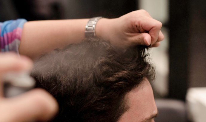 Sử dụng nước muối biển cũng là cách để tóc nam phồng dễ thực hiện tại nhà