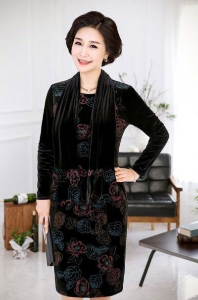 Chị em U40 diện đồ nhung màu đen để thêm vẻ đẹp mặn mà