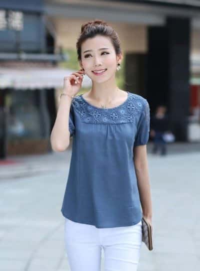 Áo màu xanh kết hợp với quần jeans trắng thêm trẻ trung