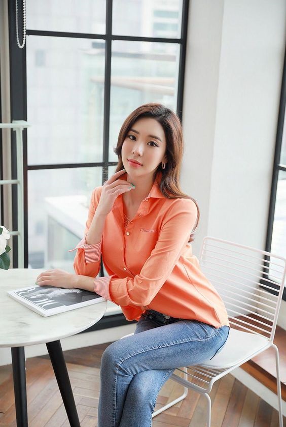 Mặc áo sơ mi sáng màu phối cùng quần jean tăng thêm phần nữ tính