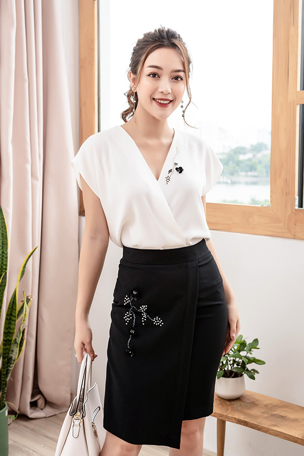 Chân váy ôm xẻ tà áo sơ mi cổ tim