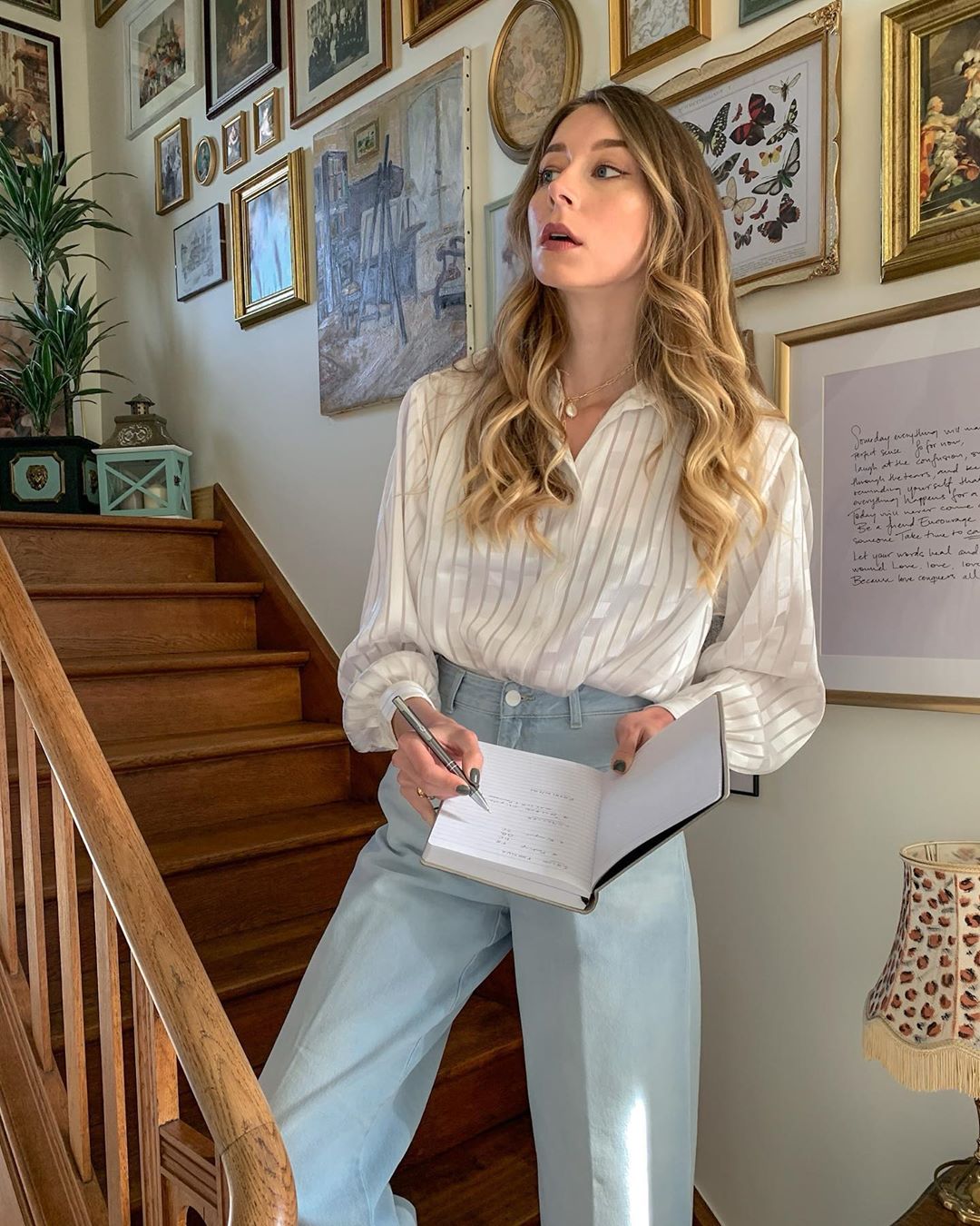 Để diện đồ công sở chuẩn xinh và thanh lịch không kém phụ nữ Pháp, chị em chỉ cần sắm 5 items này - Ảnh 2.