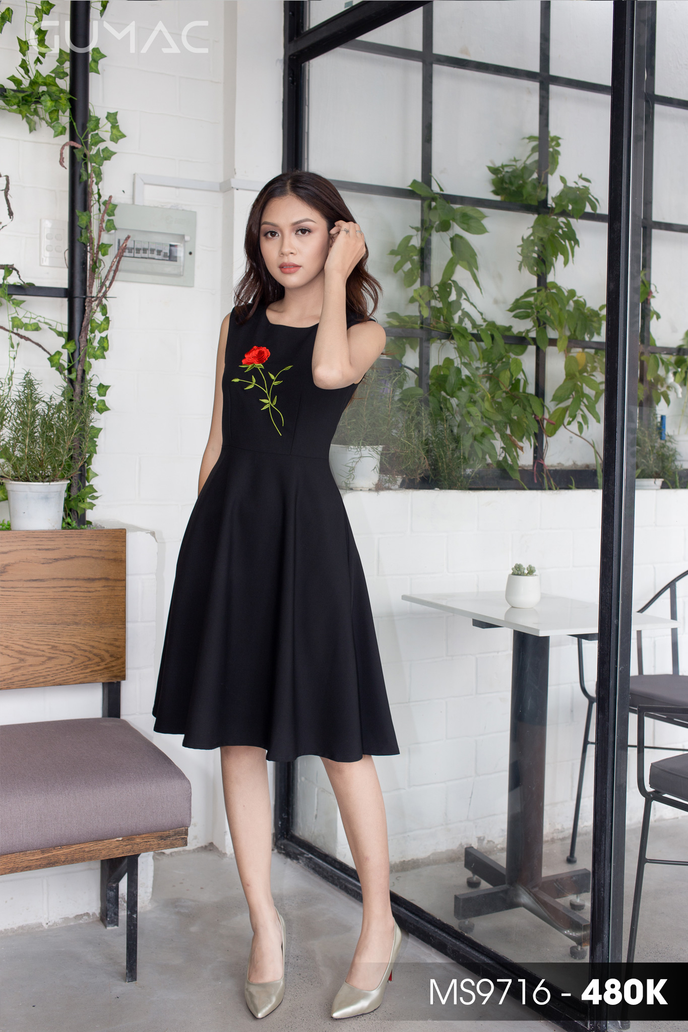 Đầm đen tôn dáng kiểu xòe