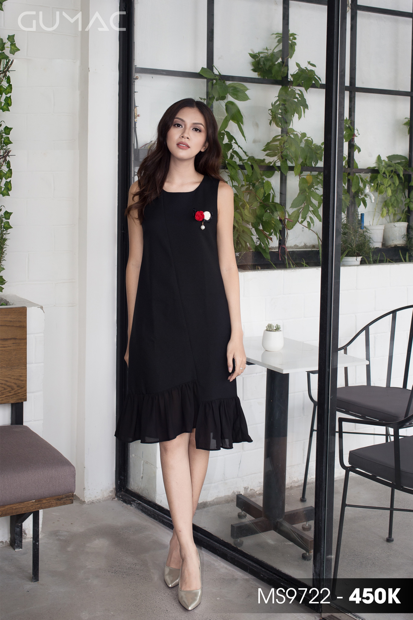 Váy đen xòe đuôi cá dáng suông