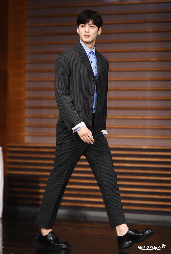 Vest luôn là sự ưu tiên mỗi khi diện đồ công sở