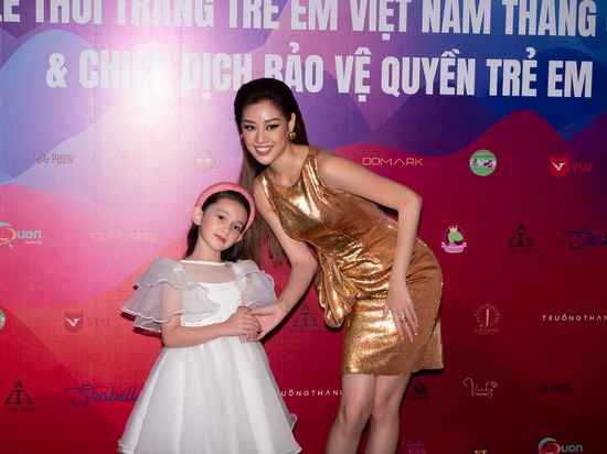 Khánh Vân nổi bật với váy ánh kim tại sự kiện thời trang.