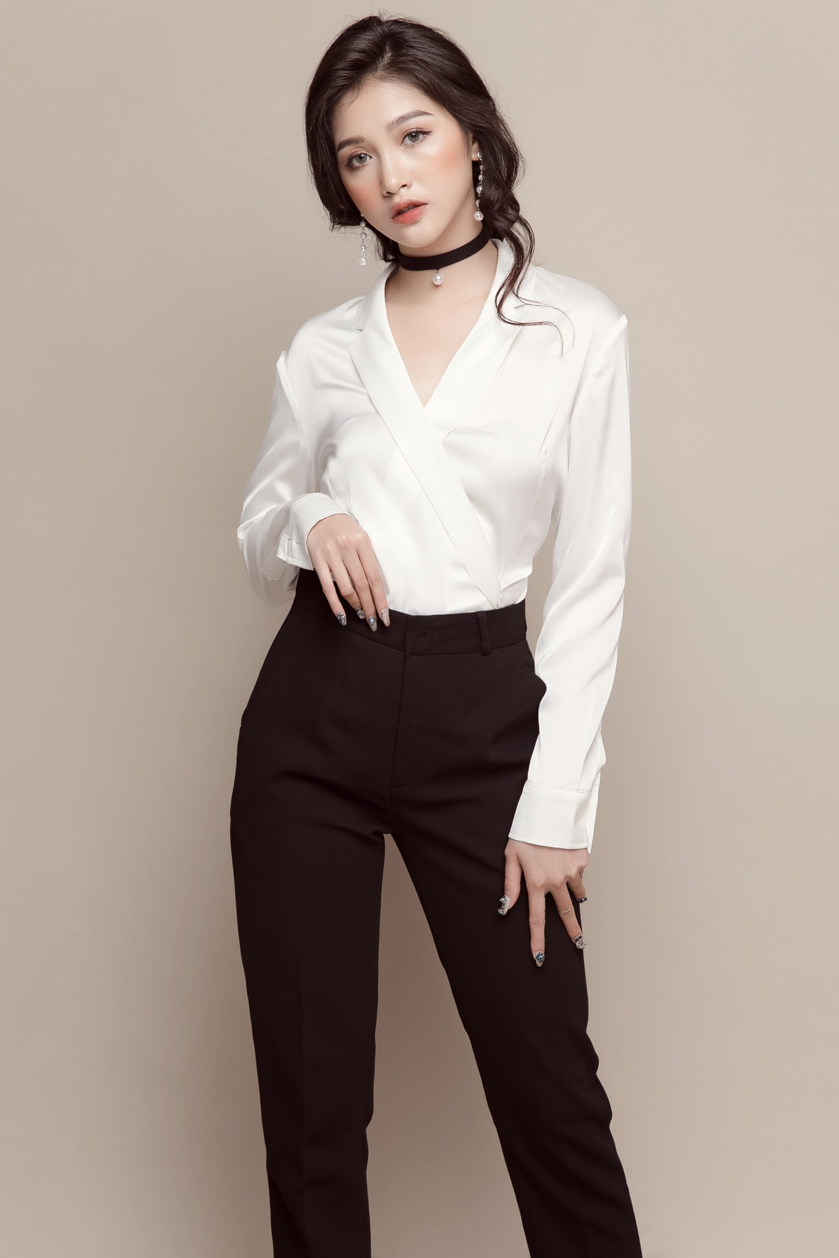 Quần tây với áo sơ mi lụa