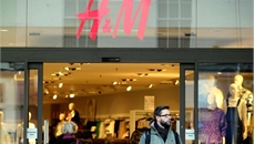 Người Việt Odessa | Đốt bỏ hàng tấn quần áo H&M để phát điện