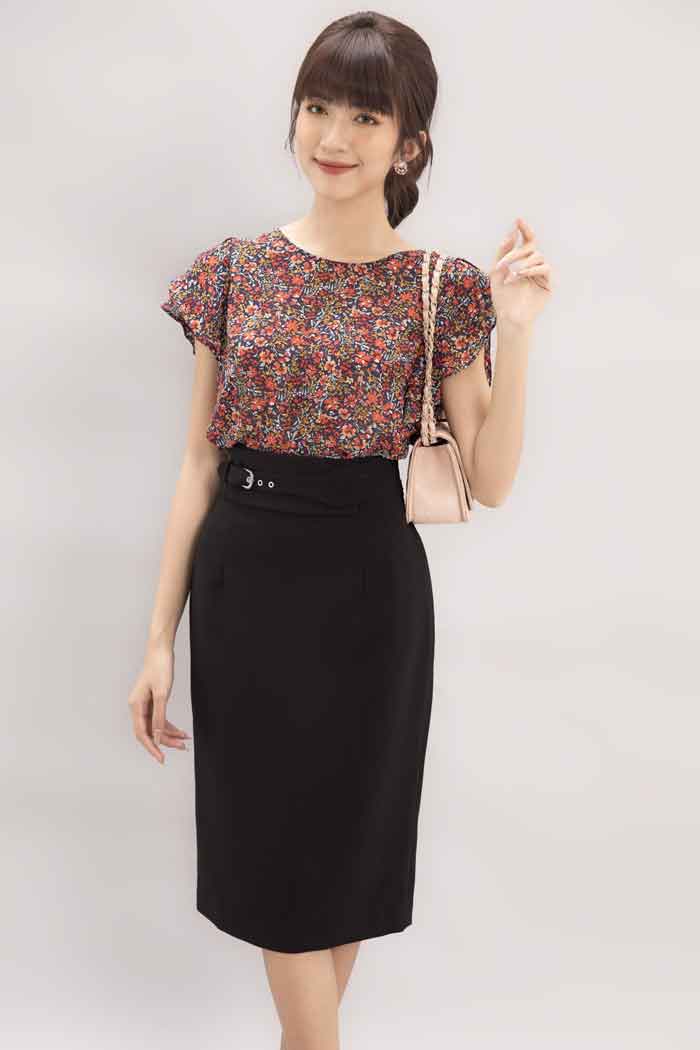 Nổi bật với thiết kế sơ mi hoạ tiết cùng chân váy bút chì nữ tính