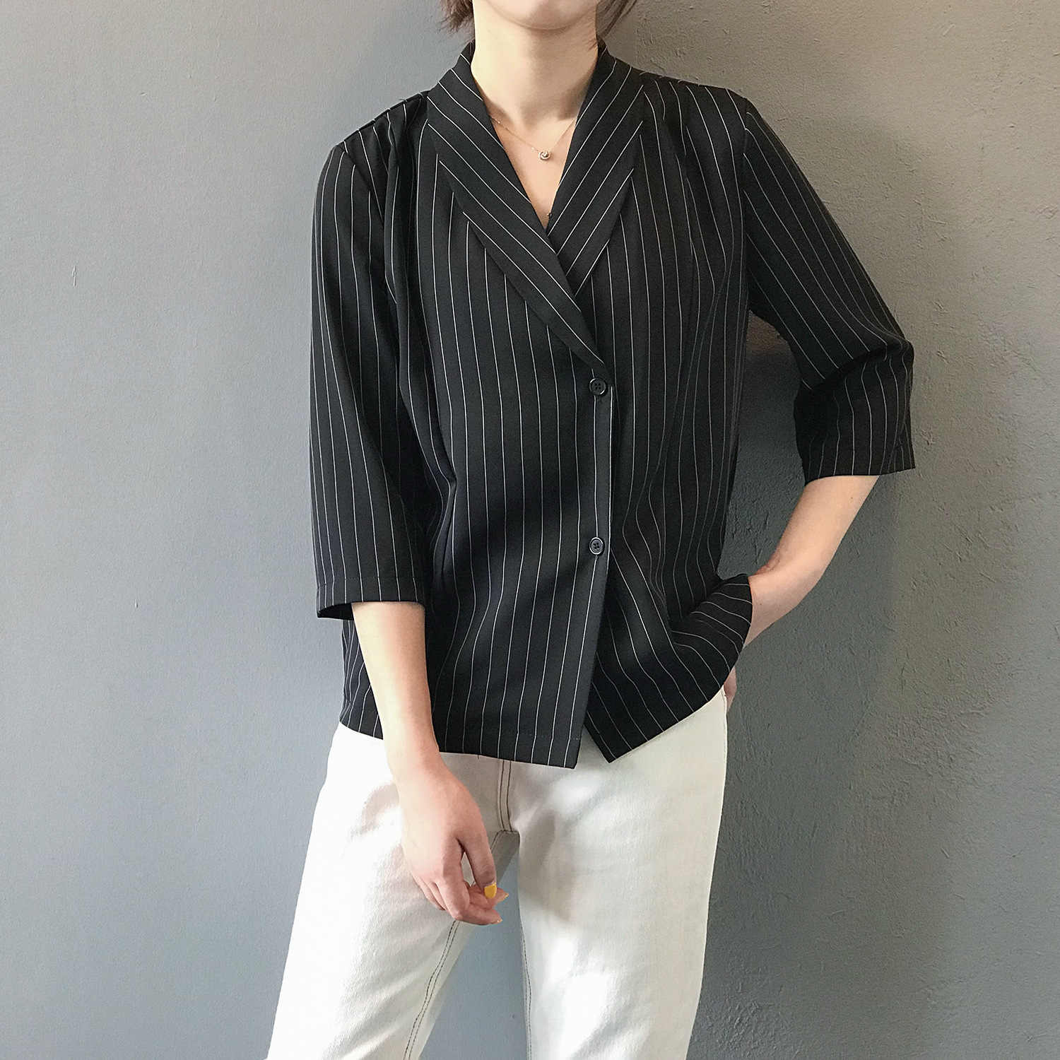 ao-so-mi-nu-den-co-chu-v-tay-lung