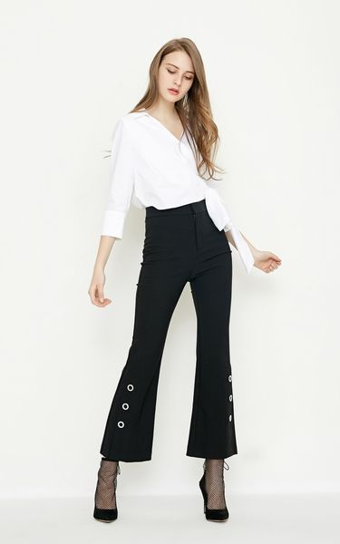 ao-so-mi-trang-nu-cong-so-dep-co-chu-v-khoet-sau-phoi-no