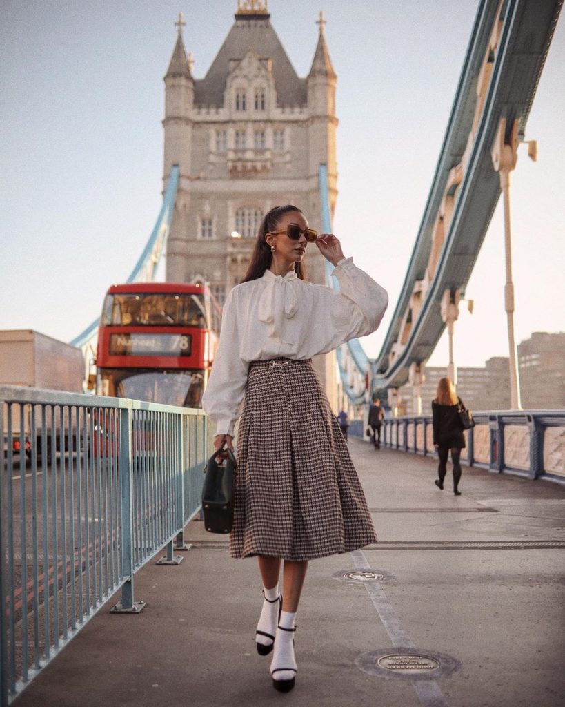 ao-so-mi-trang-nu-dep-phoi-chan-vay