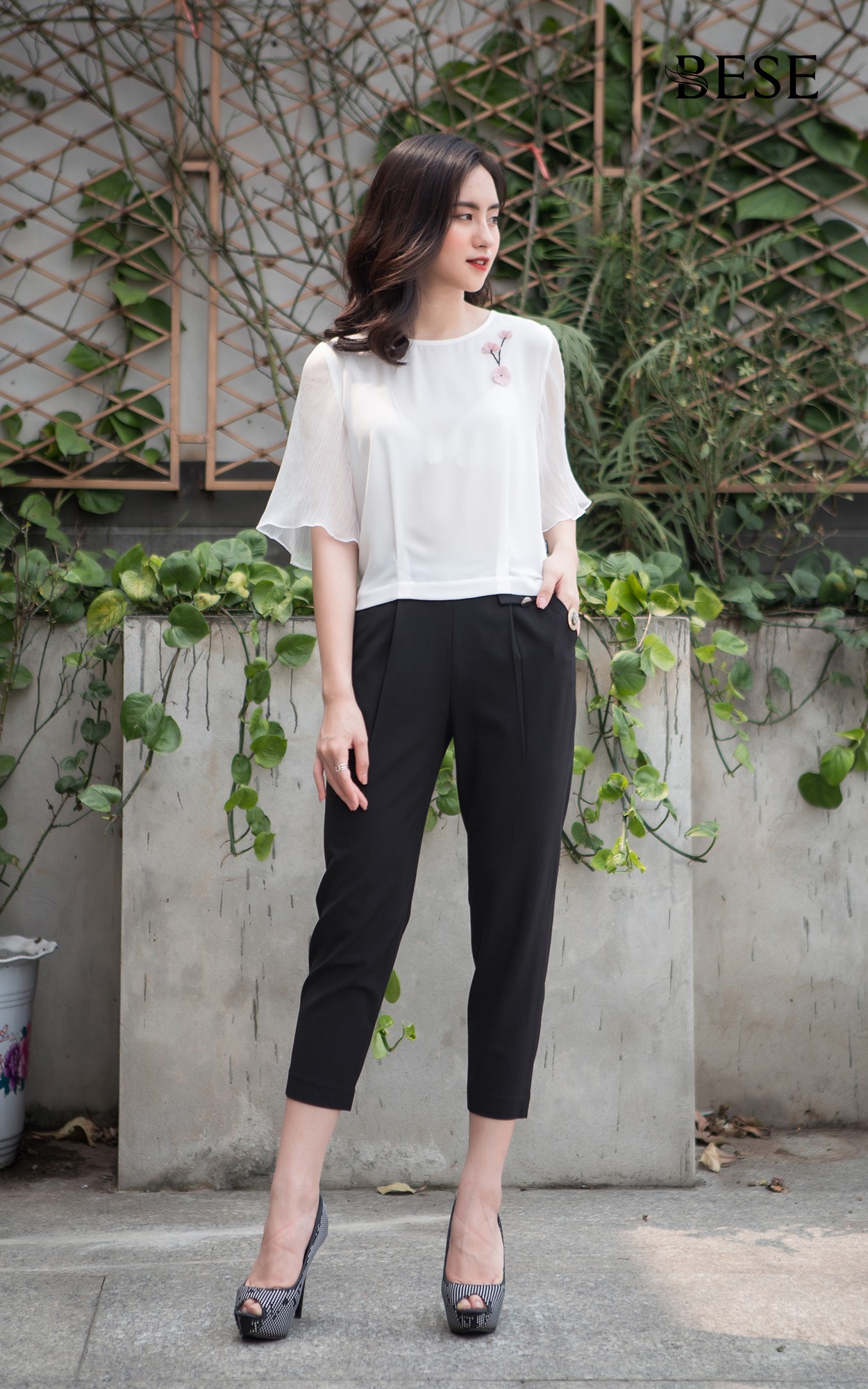 ao-trang-nu-cong-so-dang-croptop