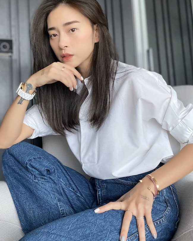 ao-trang-nu-cong-so-dang-dau-nut