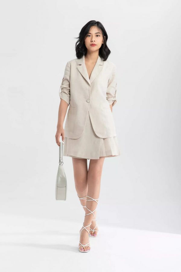 Áo vest được cách điệu ở phần tay có khuy cài