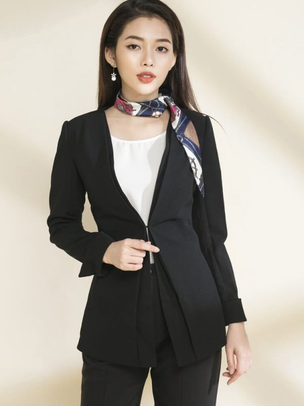 Áo vest nữ kết hợp cùng khăn lụa vuông sành điệu