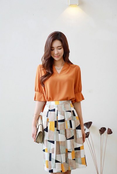 Một chút già dặn hơn khi phối áo sơ mi tay bèo với chân váy dáng dài