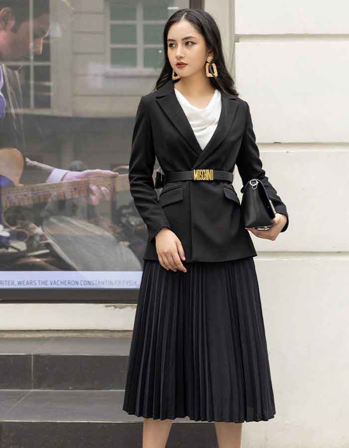 Phối đồ đơn giản với váy xếp ly và áo vest cùng tone đen
