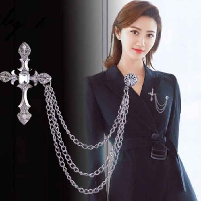 Điểm thêm các phụ kiện lấp lánh trên áo giúp chị em tạo cá tính thời trang riêng