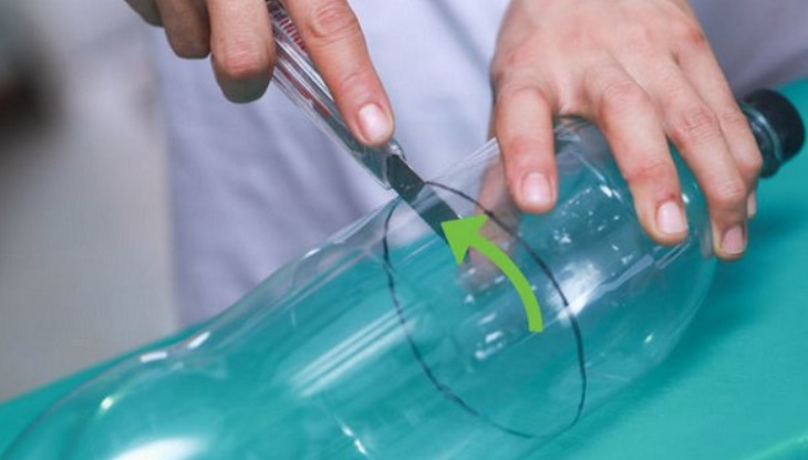 Cắt chai nhựa giống cái phễu.