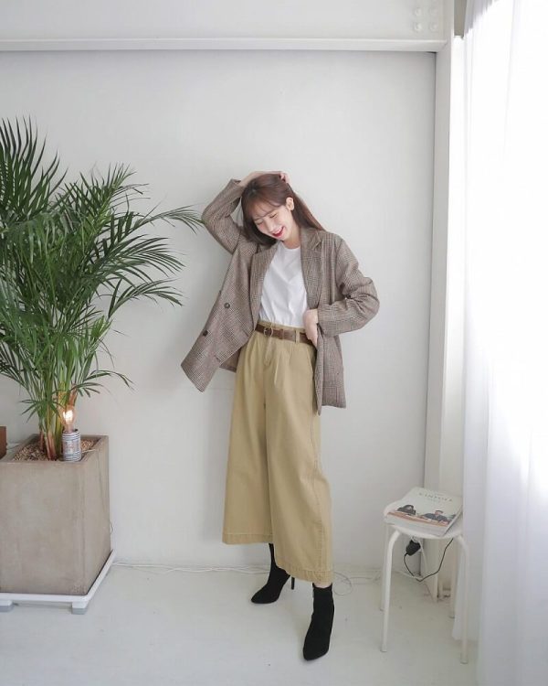 Phong cách 11: Áo sơ mi công sở nữ cùng áo khoác blazer