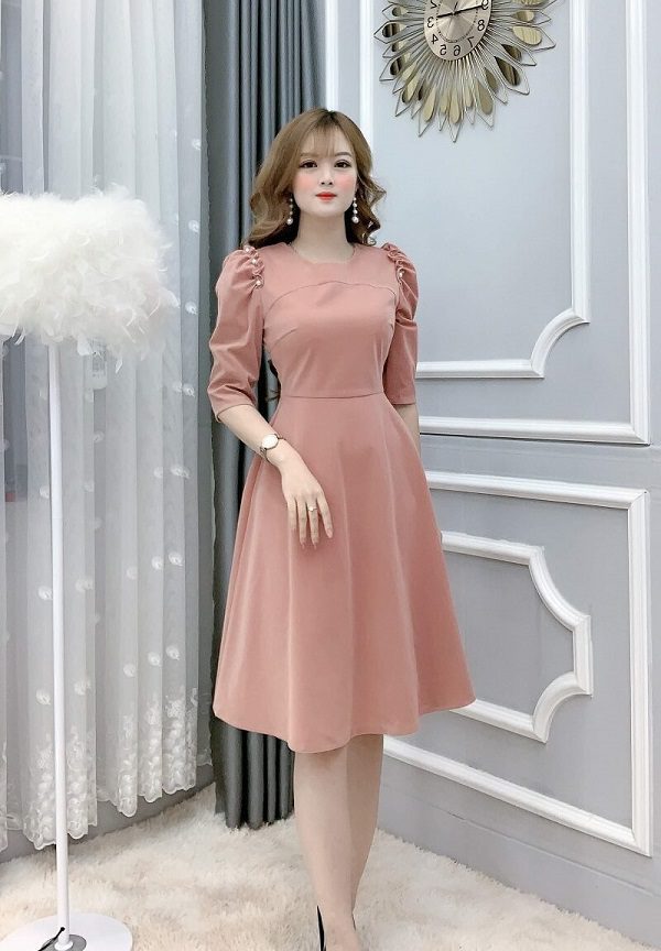 Phong cách 4: Một chiếc đầm công sở nữ nhẹ nhàng, đơn giản mà lại vô cùng nổi bật