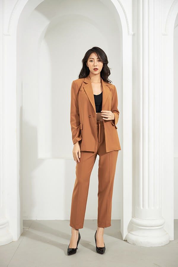 Diện set đồ "tone sur tone" sẽ giúp đem đến hiệu ứng ảo kéo dài cơ thể cho chị em nấm lùn