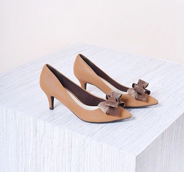 Giày độn đế hoặc giày cao gót là lựa chọn thích hợp nhất cho những cô nàng công sở có chiều cao khiêm tốn