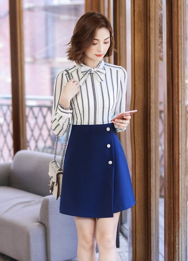 Váy chữ A mix cùng áo sơ mi giúp bạn trông thanh lịch và dáng cao ráo hơn khi đi làm công sở