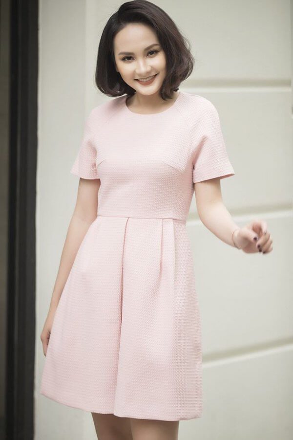 Váy chữ A mix cùng áo thun cho những buổi tiệc tối đầy lãng mạn