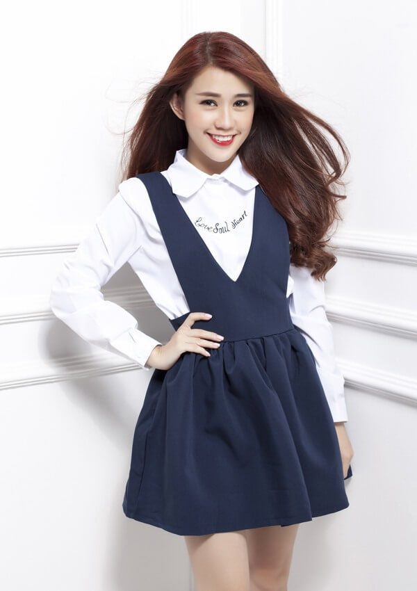 Váy có phần chiết eo cao giúp cho phần thân dưới eo có vẻ gọn gàng hơn từ đó hack chiều cao từ người khác