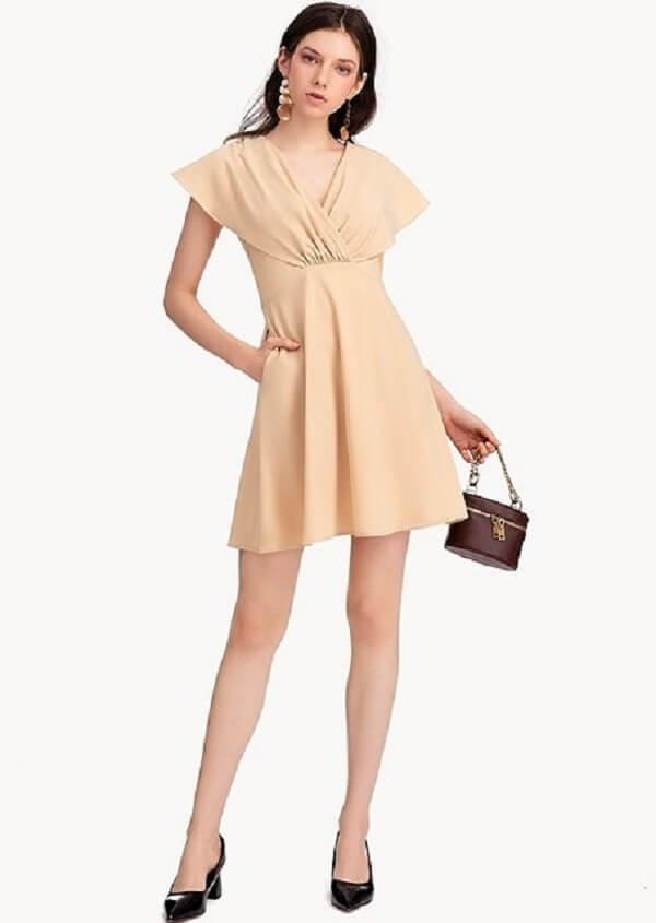 Chú ý phần cổ xẻ tim của váy công sở không quá 10 cm (tỉ lệ an toàn)