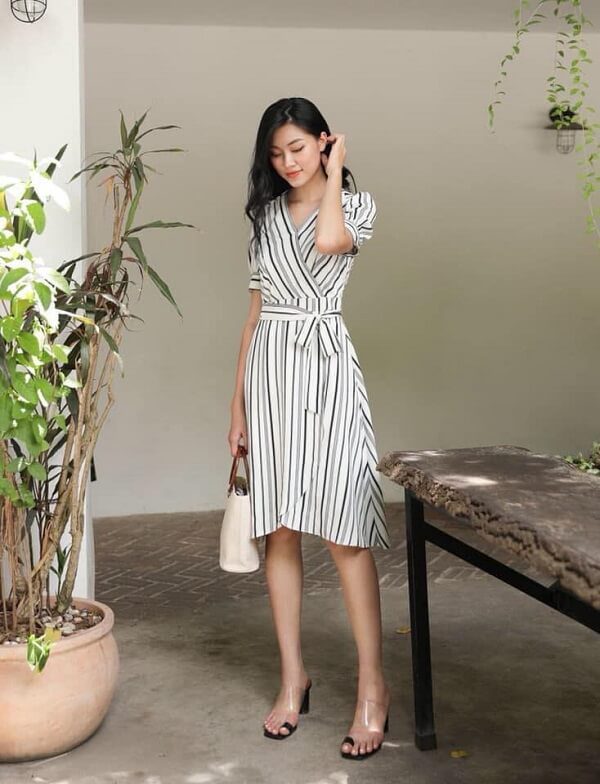 Váy công sở hoạ tiết sọc giúp bé nấm cao hơn rất nhiều đấy